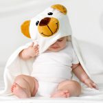 Měkká a superabsorpční dětská osuška s kapucí – Medvídek, 90x90cm, bílá – 1